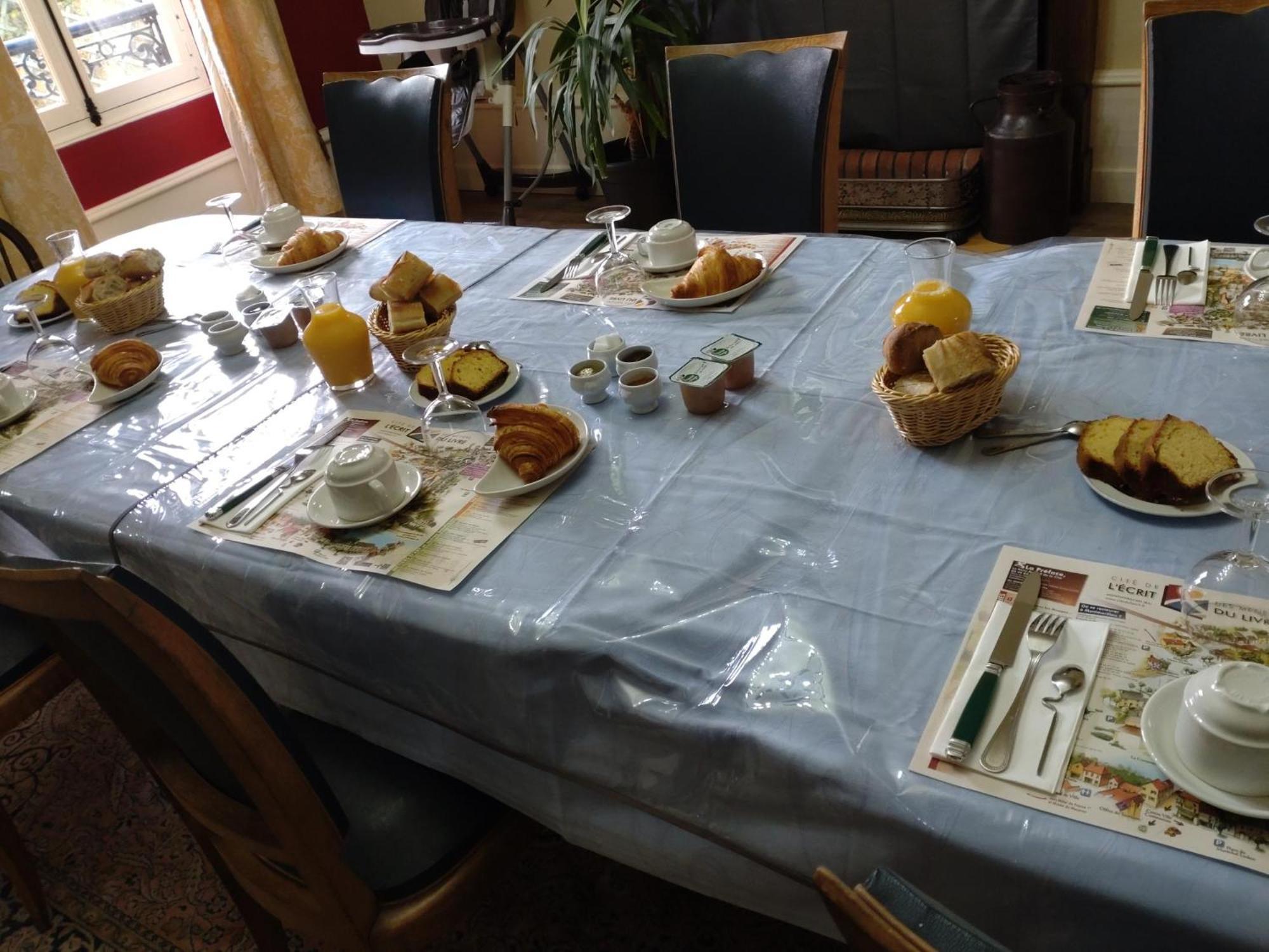 La Brasserie Chambre D'Hotes De Delphine Saulge ภายนอก รูปภาพ